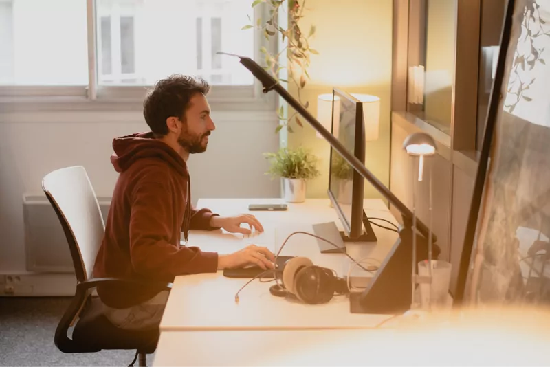 A Médianes studio workstation: two screens, headphones, and an architect's lamp.