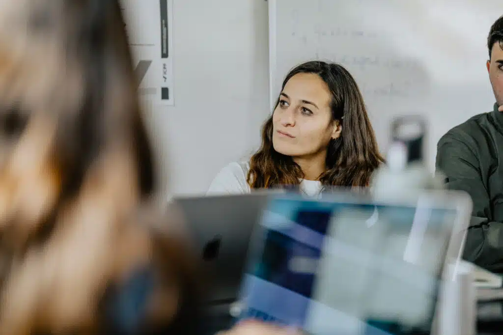 Une participante à une formation Médianes, devant son ordinateur